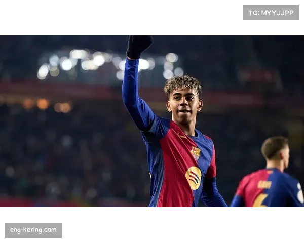 亚马尔球场大秀甜蜜爱意女友妮基妮可亮相巴萨比赛全程助阵